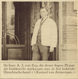 870039 Portret van A.J. van Erp, bij zijn 25-jarig jubileum als huisknecht bij Hotel Kasteel van Antwerpen (Oudegracht ...